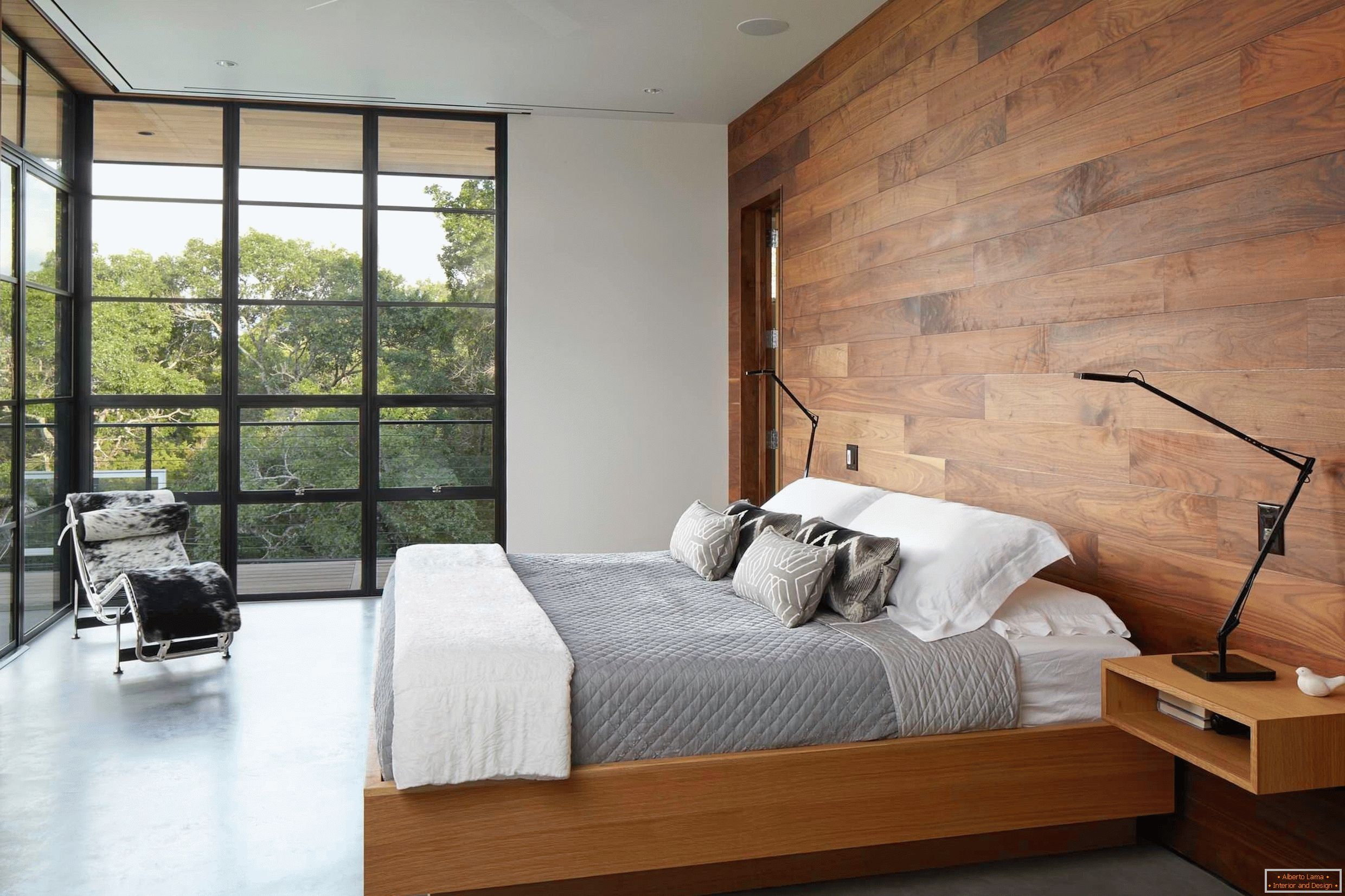 Spálňa s dreveným obložením