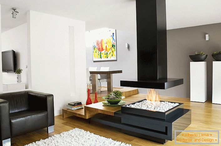 Štýlový moderný špičkový krb rozdeľuje posedenie a jedáleň na priestrannú obývaciu izbu.