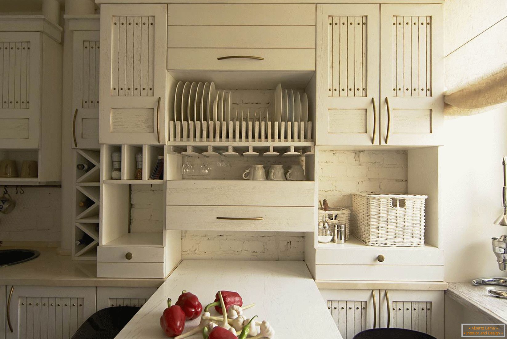 Biely nábytok v malej kuchyni