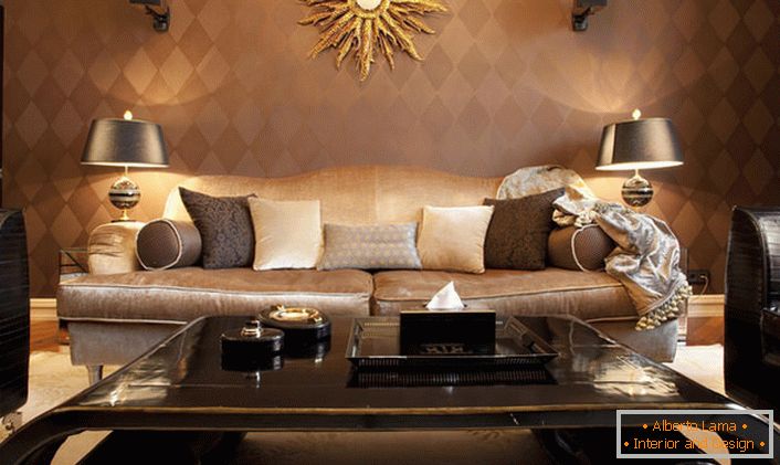 Luxusná obývacia izba v štýle art deco s riadne zvoleným osvetlením. Štýlový nábytok je zdobený druhom dekoratívnych detailov, ktoré sa podobajú na slnko. 