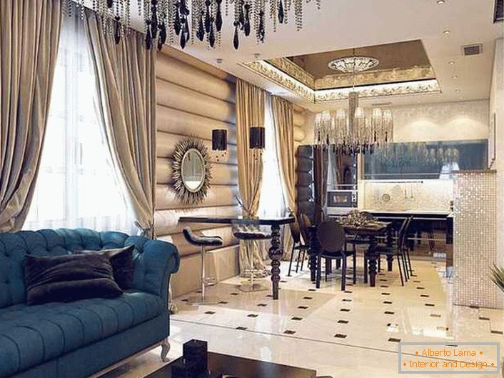 Vzrušujúci interiér štúdiového apartmánu v štýle Art Deco je zdobený ťažkými závesmi z hustých tkanín a stropným lusterom s obrovským počtom malých a tenkých reťazí. 