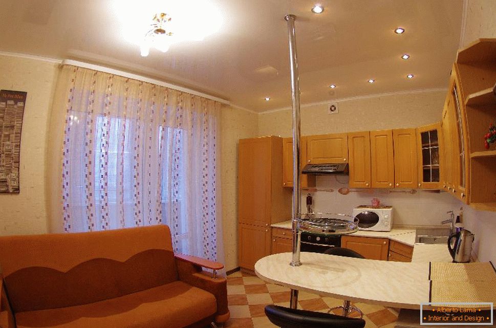 Interiér izby v hosteli v ľahkej farebnej schéme