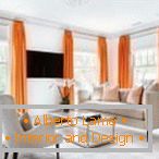 Oranžové záclony vo svetlej obývacej izbe