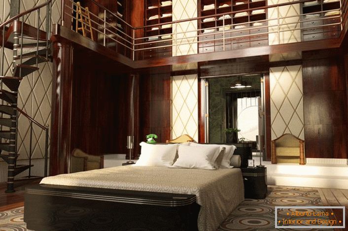 Spálňa s vysokými stropmi je veľmi zdobená. Priestor je organizovaný funkčne a jednoducho. Spirálové schodisko vedie k pôsobivému šatníku.