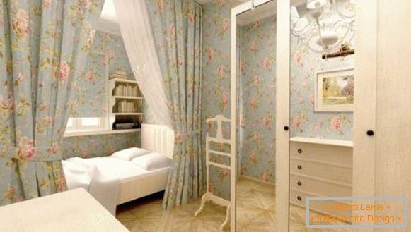 Skriňa v spálni v štýle Provence s krídlovými dverami