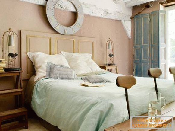 Malá spálňa v štýle Provence - fotografia kreatívneho interiéru