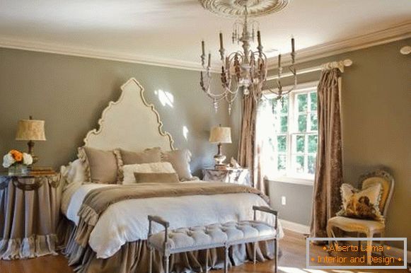Kombinácia klasického štýlu a elegantného elegantného v spálni