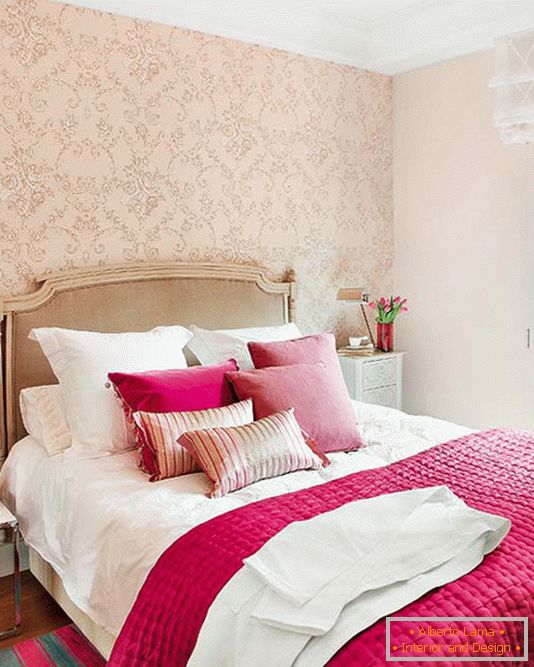 Kombinácia jasne ružovej a šampanského v dizajne postele