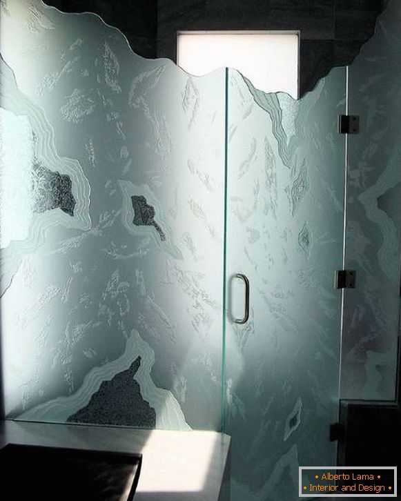 Neobvyklé sklenené dvere v sprche - fotografia vo vnútri
