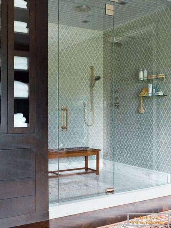Krásne sklenené dvierka na sprchovanie vo výklenku s plotom