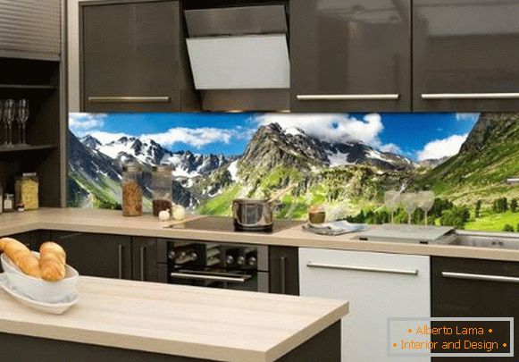 Sklenená zásterka pre kuchyňu s krajinou - fotografia v interiéri