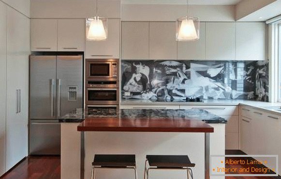 Moderný dizajn kuchyne so sklenenou zástera