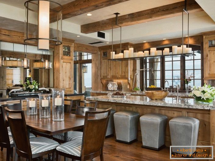 V kuchyni vládne romantická atmosféra. Pohodlné rozčlenenie kuchyne na jedálenský priestor a pracovný priestor robia priestor praktický a funkčný.