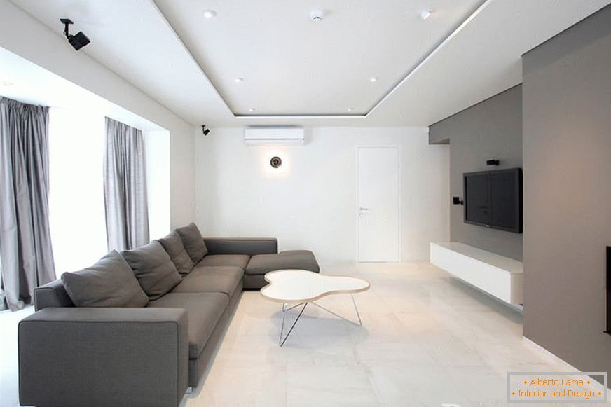 Asymetrická obývacia izba v minimalistickom štýle