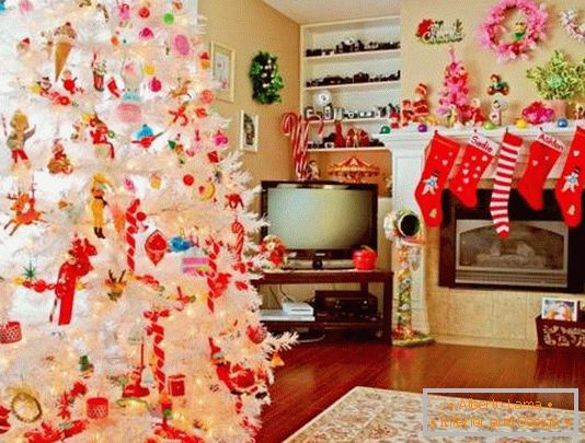 žiarivo biele dekorácie vianočný strom
