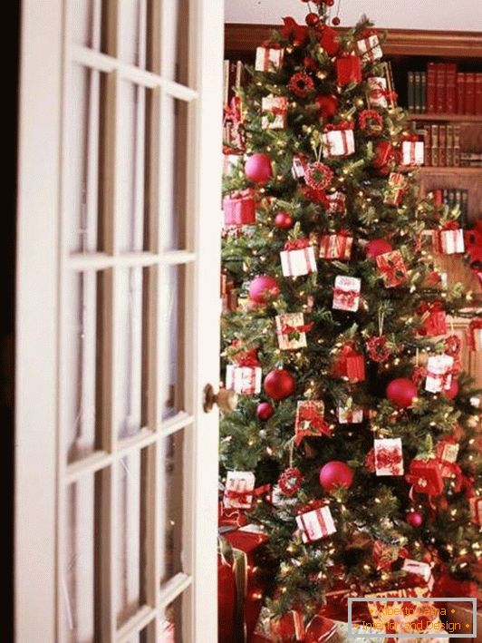 domáce-vianočný stromček-hračky-darčeky