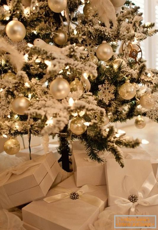 Vianočný strom-in-bielo-ornamenty