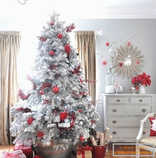 šedo-tree-s-červeno-ornamenty