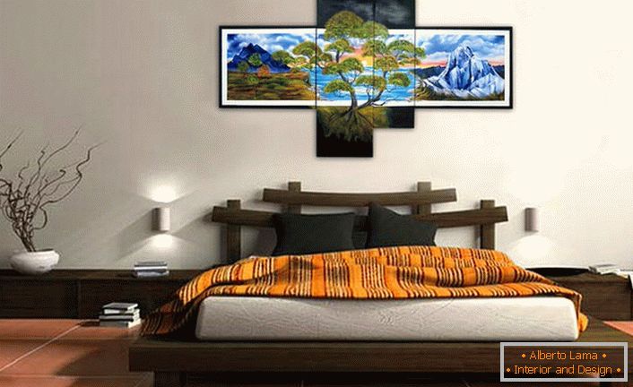 Spálňa v orientálnom štýle je zdobená modulárnymi obrazmi, ktoré vážia na hlavu postele.