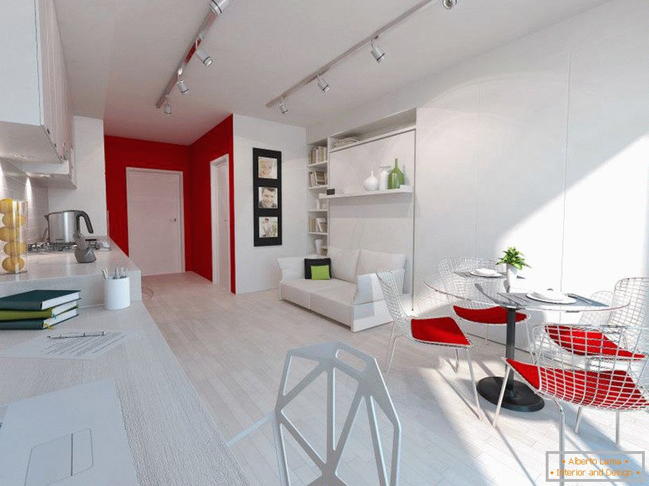 Biely interiér malého bytu s červenými akcentmi