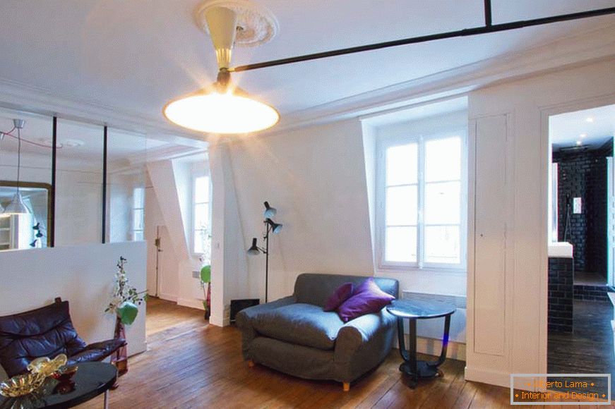Sklenená priečka v obývacej izbe malého štúdia v Paríži