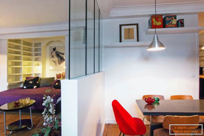 Rozdelenie medzi jedálňou a obývacou izbou malého štúdia v Paríži