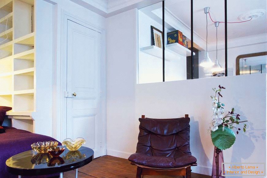 Sklenená priečka v obývacej izbe malého štúdia v Paríži