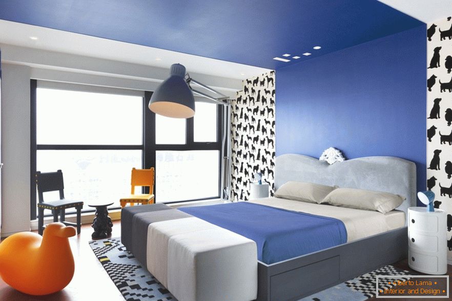 Modrá spálňa v štýlovom štúdiovom apartmáne v Pekingu