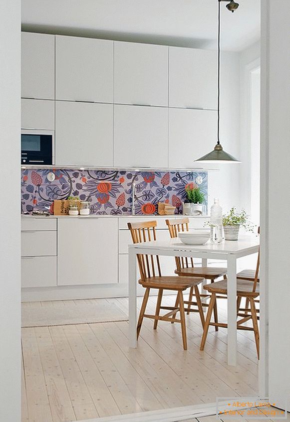 Interiér kuchyne v škandinávskom štýle s balkónom