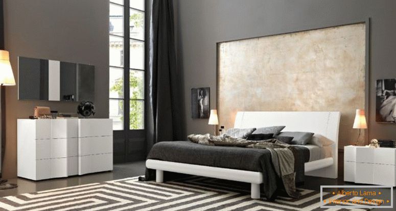 blue-koberec-on-the-dreveného-floor_grey-end-of-bed_floral-black-blanket_dark-šedo-master-bedroom_wooden-platform-lôžko