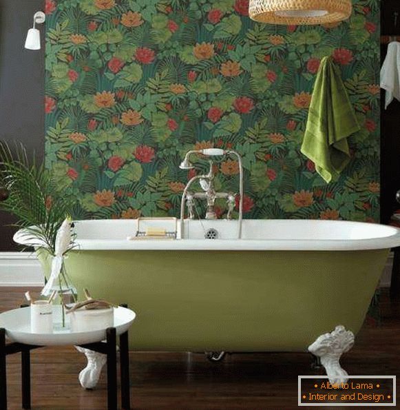 Tmavá tapeta pre steny v interiéri kúpeľne - fotografie v zelených tónoch