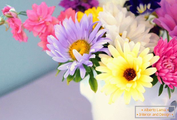 Svetlá kytica kvetov v ženskom apartmáne