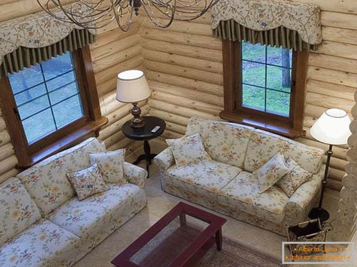 Rafinovaný obývacia izba v anglickom štýle pre malú loveckú chatu. Útulné miesto pre teplé, romantické večery.