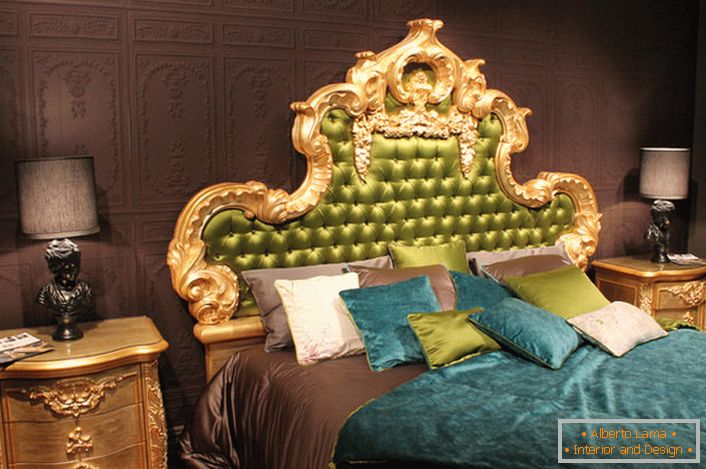 Vysoká ozdobná späť v hlave postele je pokrytá olivovým hodvábom. Zaujímavé vankúše kontrastných farieb a posteľných postelí.