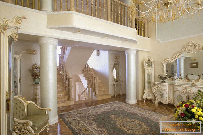 Izba v barokovom štýle. Interiér je zaujímavý so stĺpmi a balkónom v druhom poschodí.