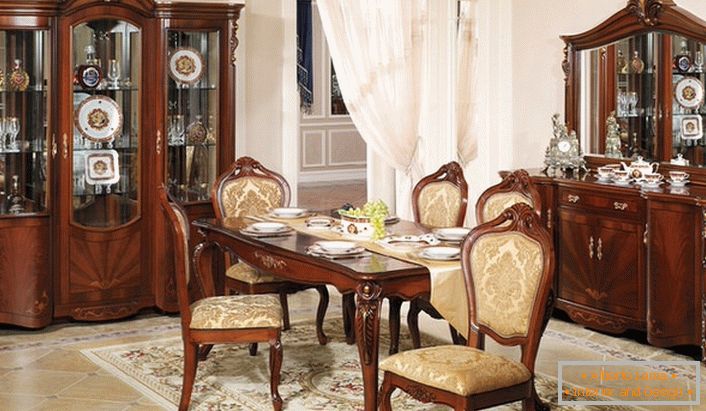 Klasický nábytok pre barokovú hosťovskú izbu. Zaujímavá je kombinácia tmavého dreva a svetlo béžovej povrchovej úpravy.