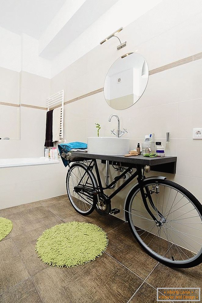 Neobvyklé umývadlo na bicykli v kúpeľni