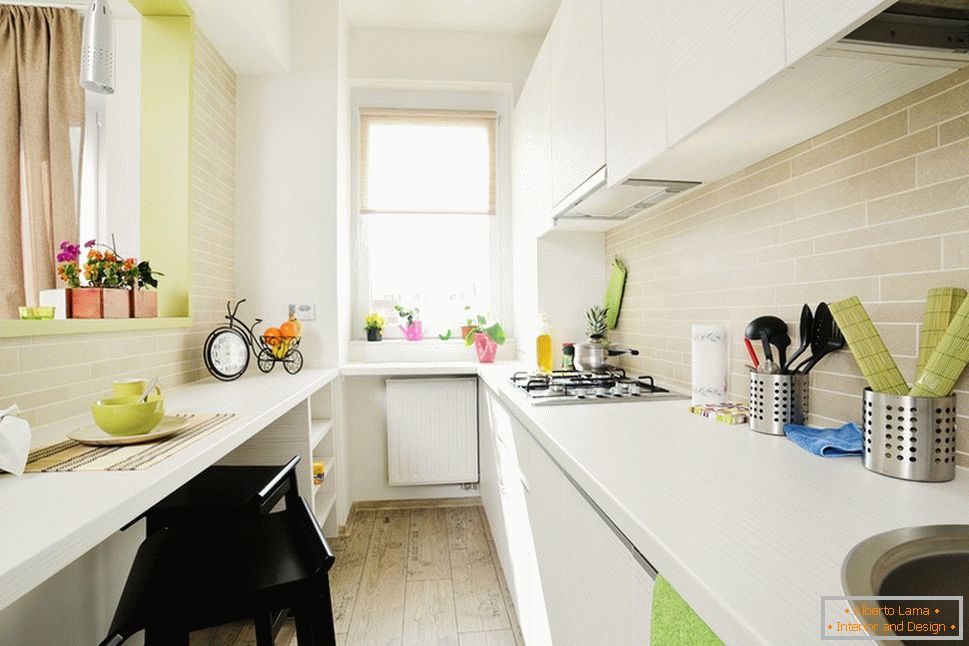 Dlhá biela kuchyňa so svietiacimi zelenými akcentmi