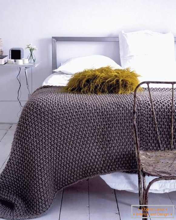 Pletená kostra na posteli s vlastnými rukami v módnej farbe