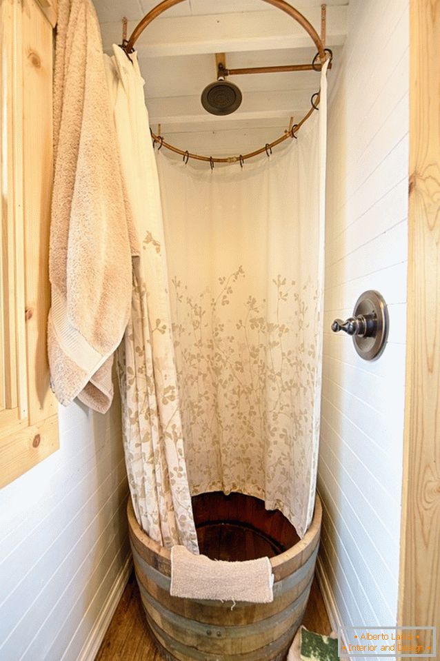 Sprchovací kút z malej drevenej chaty