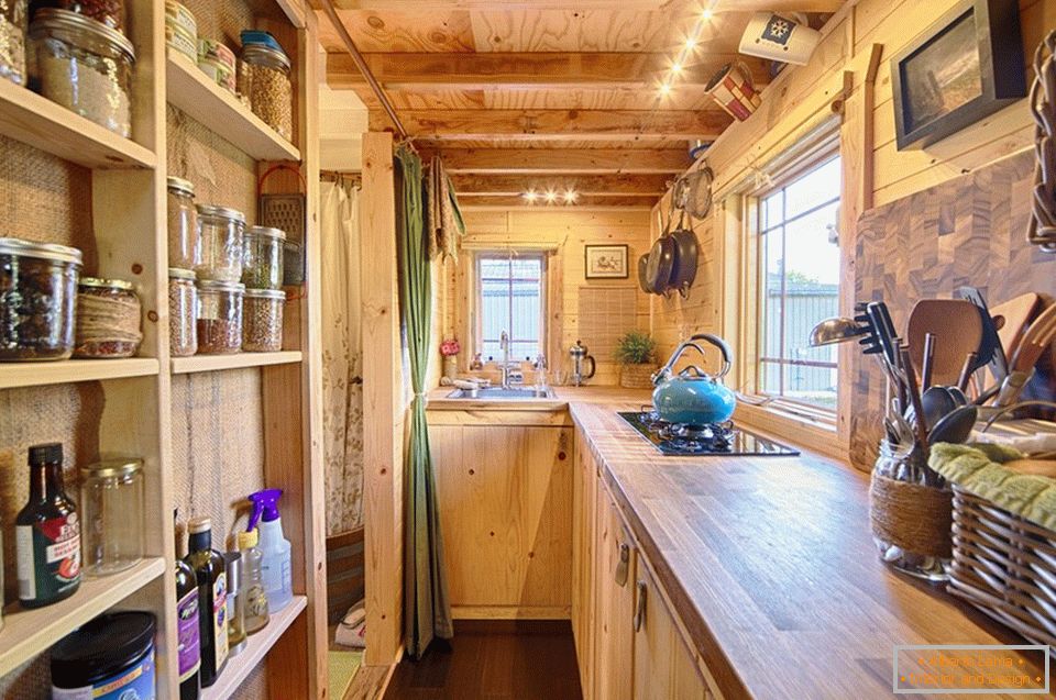 Kuchyňa malej drevenej chaty