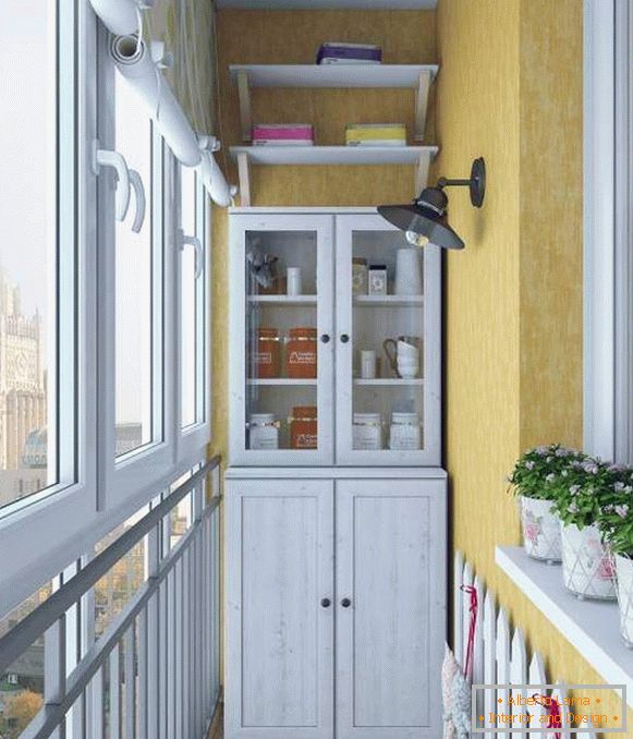 Starý bufet ako šatník na balkóne - interiérová fotka