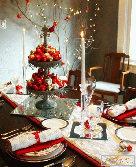 Zaujímavá výzdoba novoročného stola s vianočnými loptičkami