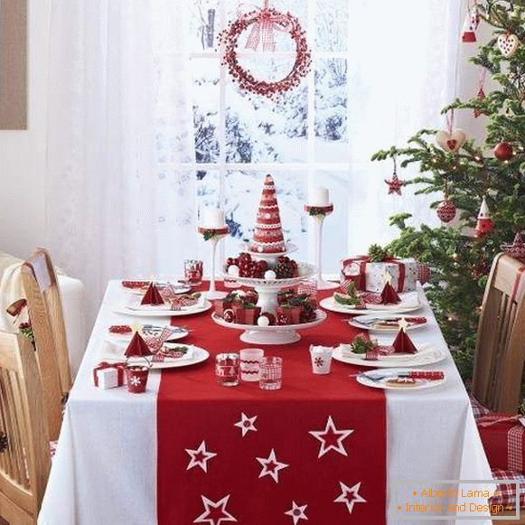Dekor novoročného stola s vlastnými rukami v červenej a bielej farbe