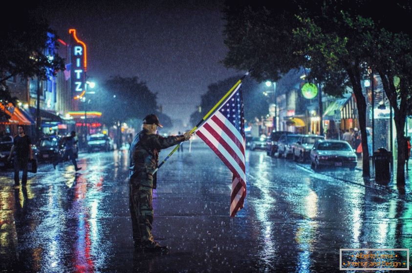 Americký vlastenec s vlajkou vonku v daždi