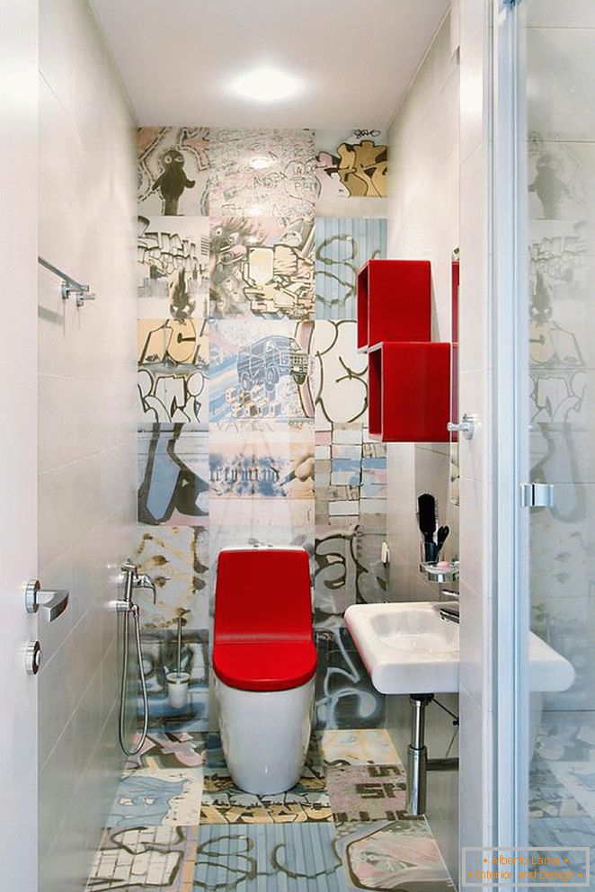 WC s jasne červeným vekom v extravagantne dekorovanej toalete