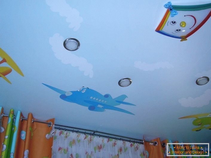 Zábavné strešné stropy s kreslenými lietadlami. Deti sa budú páčiť.