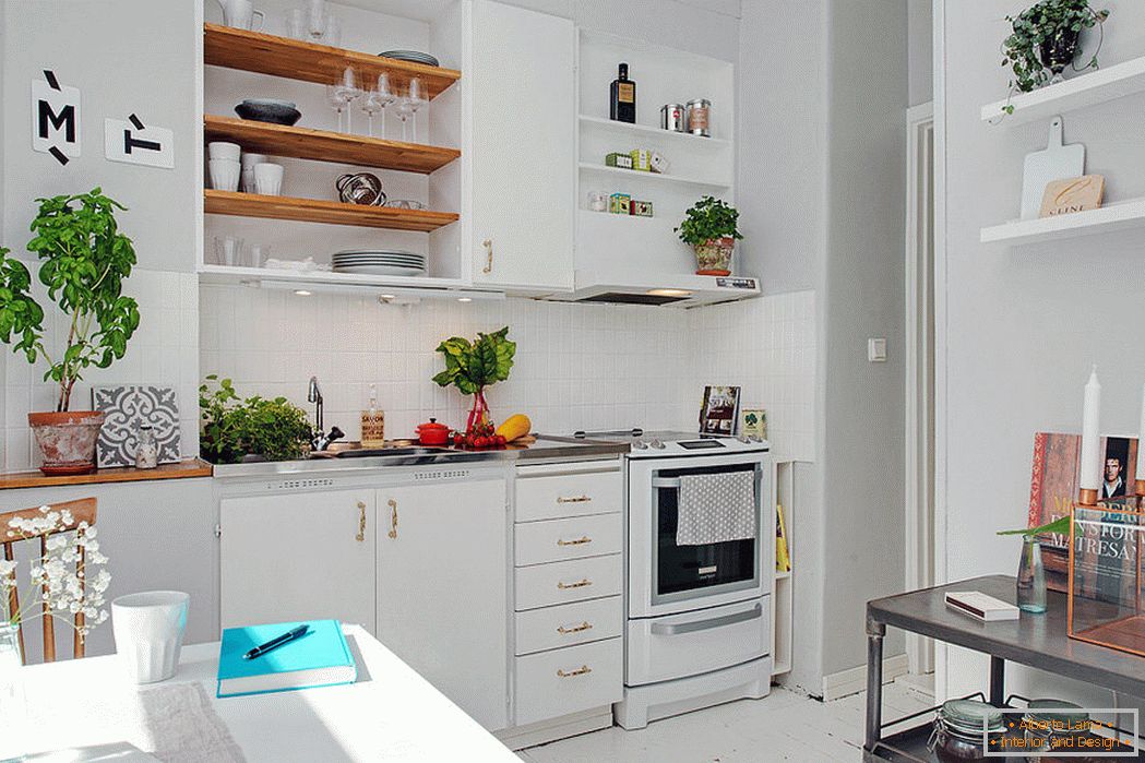 Interiér malej kuchyne v bielej farbe