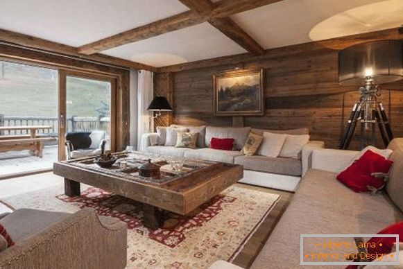 V priestrannom obývacej izbe s prácou drevenými stenami