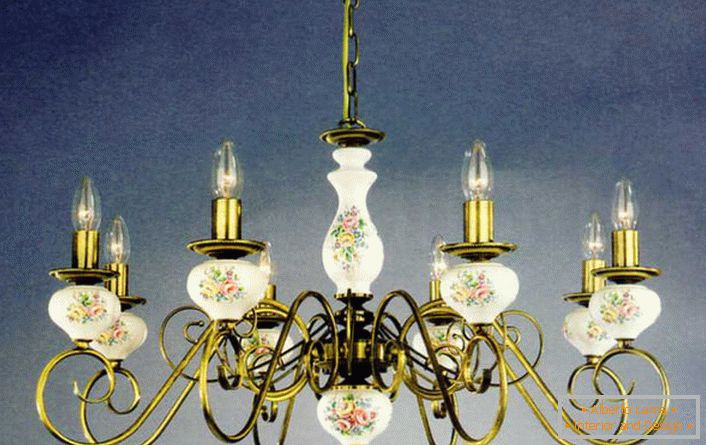 Luster s imitáciou sviečok je zdobený kvetinovými vzormi v súlade s požiadavkami krajiny.